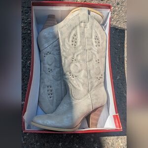 Piper Gray Heeled Boots with Elegant Embroidery